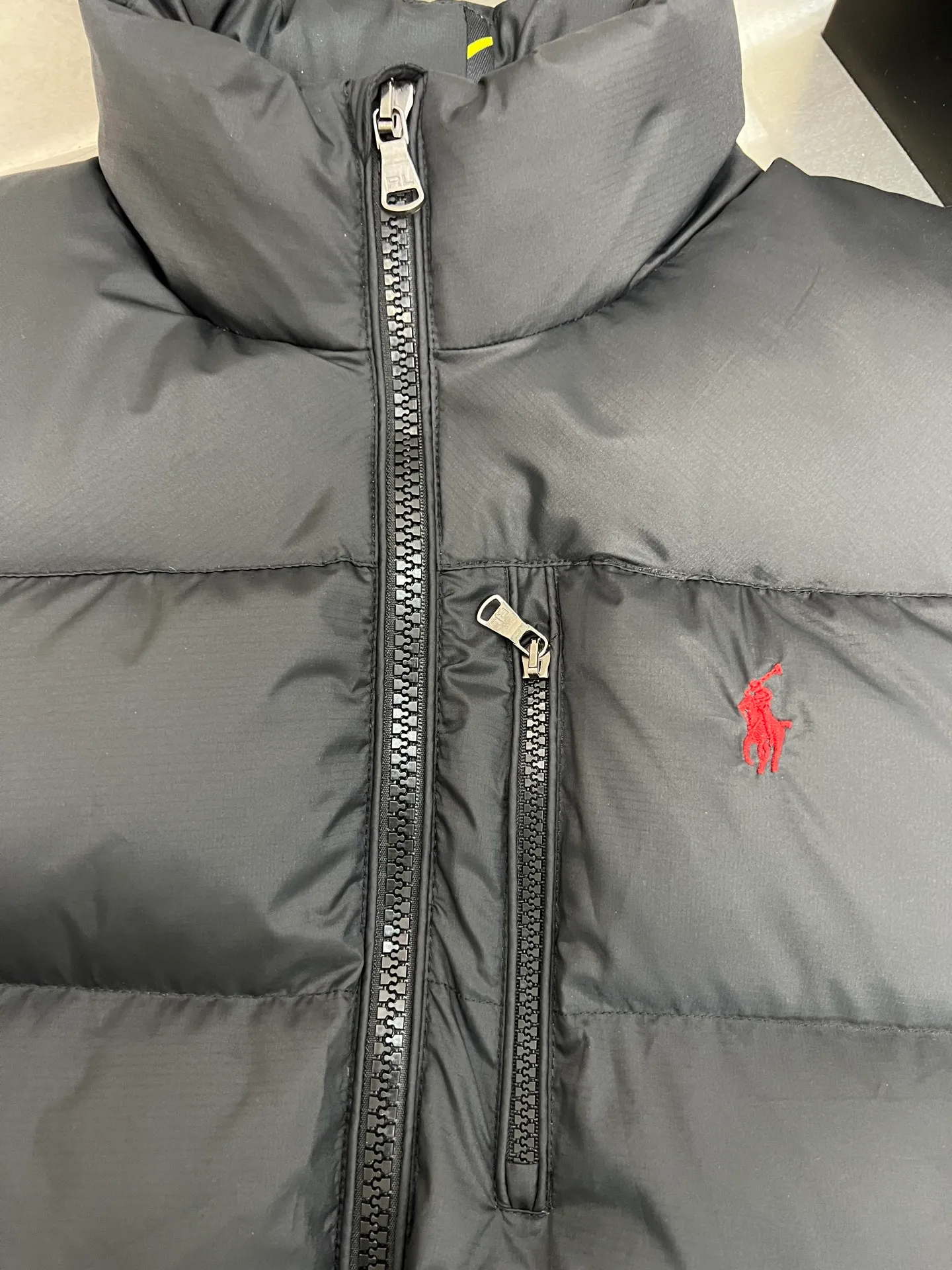 P660 Polo Ralph Lauren 2025 pony embroidered glossy half-high collar down vest. Neat tailoring creates a smart posture. Return to the bustling city. Filled with white duck down. It is warm and comfortable without being bulky. It does not lose its personality and looks low-key. Original customized fabric with a certain sense of color. Color: glossy black, matte black. Size: S M L XL XXL